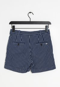 Pantaloni corti a righe blu navy realizzati in tessuto morbido. Presentano un orlo arrotolato, due tasche posteriori con bottoni e una cintura con passanti.