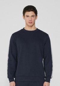 Dunkelblaue Crewneck-Sweatshirt aus Baumwollmischung, mit langen Ärmeln und kontrastierenden grauen Seitenelementen. Glatte Textur.