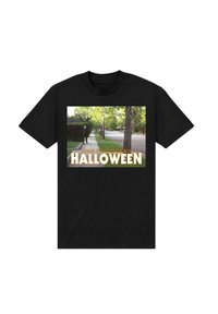 Sort t-shirt med et grafisk motiv af en gade med træer. Teksten lyder "JOHN CARPENTER'S HALLOWEEN" i fed skrift i hvidt og orange.