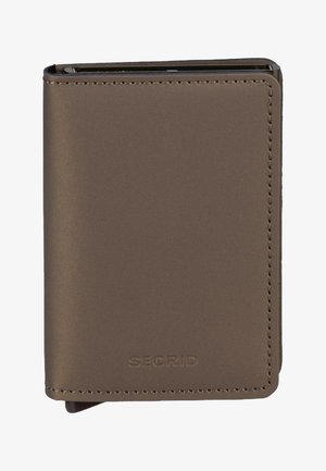 Braune Lederbrieftasche mit sichtbarer Naht und dem auf der Vorderseite geprägten Markennamen „SECRID“. Kompakte, rechteckige Form.