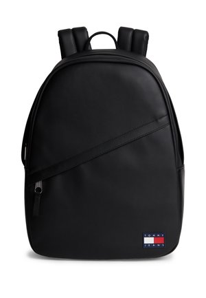 Sac à dos noir avec bretelles rembourrées, détail de fermeture éclair diagonale et petite étiquette logo rectangulaire en bas à droite.
