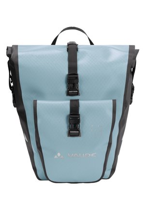 Sac étanche bleu avec une surface texturée, accents noirs, deux boucles réglables et une poche avant. Comprend un logo et des détails réfléchissants.