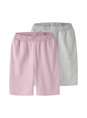 Dwie pary szortów z elastycznym pasem, jedne w kolorze jasnoróżowym z przodu, a drugie w kolorze jasnoszarym z tyłu, na białym tle.