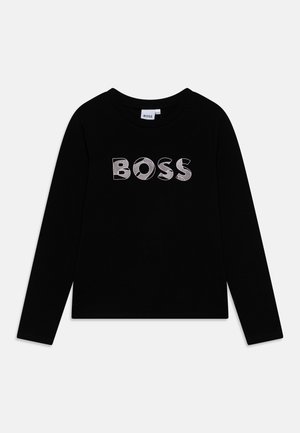 Sort langærmet T-shirt med rund halsudskæring, prydet med et fedt, struktureret "BOSS" logo i hvidt på tværs af brystet. Glat stoffinish.