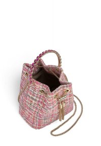Bolso de cubo de tweed rosa con una correa de cadena, que presenta una superficie texturizada, herrajes decorativos en dorado y acentos de borlas.