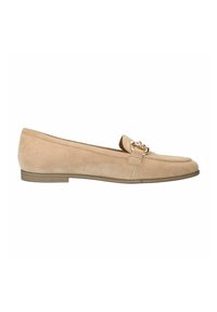 Suede instappers in lichtbeige met een ronde neus, voorzien van een decoratieve hardware-accent in goudkleur en een platte, gestructureerde zool.