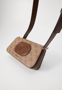 Guess MIETTA FLAP SHOULDER BAG - Borsa a tracolla - latte/brown