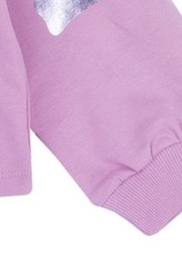 Felpa rosa con polsini a costine, caratterizzata da un dettaglio grafico testurizzato argento sul davanti. Materiale in cotone morbido, design casual.