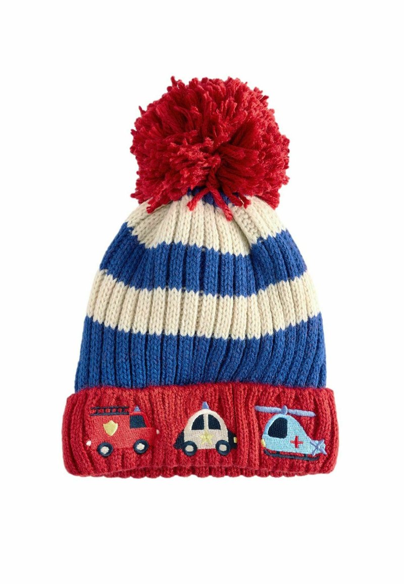 Chapeau tricoté avec des rayures bleues et crème, un pompon rouge et une bordure rouge avec des véhicules brodés : camion de pompiers, voiture de police et hélicoptère.