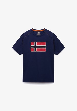 Tmavě modré tričko s krátkým rukávem s našitou nášivkou norské vlajky uprostřed na hrudi.