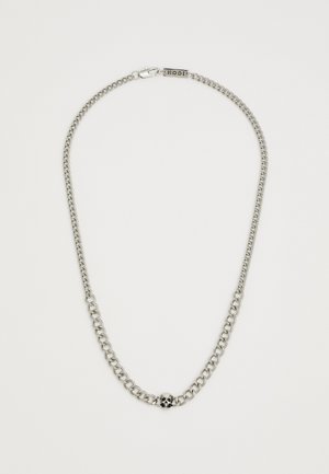 Zilveren metalen ketting met in elkaar grijpende schakels en een schedelaccent. Het ontwerp is glad en gepolijst met een karabijnsluiting.