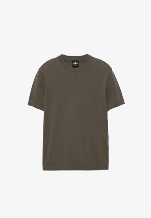 T-shirt en tricot à col rond et manches courtes couleur vert olive avec un col et un ourlet côtelés, étiquette de marque à l'intérieur de l'encolure.