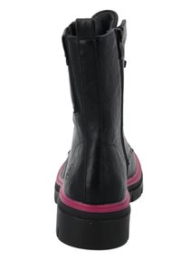 Botín de cuero negro hasta el tobillo con un acabado texturizado, que presenta una suela de goma rosa en contraste y un detalle de cremallera lateral para facilitar su uso.