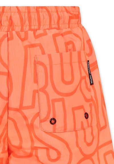 Oranje shorts met een gedurfde, contrasterende grafische patroon. Voorzien van een elastische tailleband en een zijzak met zwarte oogjes accenten.
