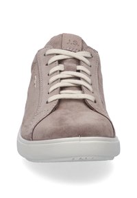 Sneaker in suede beige con punta arrotondata, lacci bianchi piatti e suola in gomma bianca. Cuciture sottili e dettaglio del logo sul tallone.