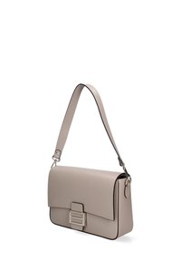 Borsa a mano in pelle beige con una texture liscia, forma rettangolare, chiusura a patta magnetica e un accento in metallo argento sulla parte anteriore.