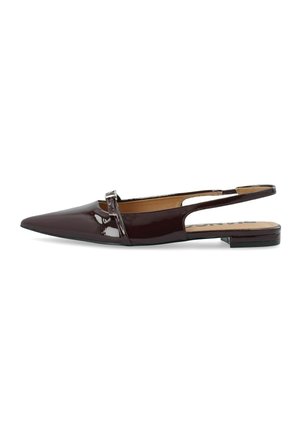 Chaussure slingback plate pointue en cuir verni marron foncé avec fine bride et petit talon sur fond blanc.