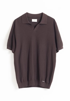 Polo de punto de manga corta de color marrón oscuro, con cuello abierto, tejido texturizado y pequeña etiqueta de marca cerca del dobladillo.