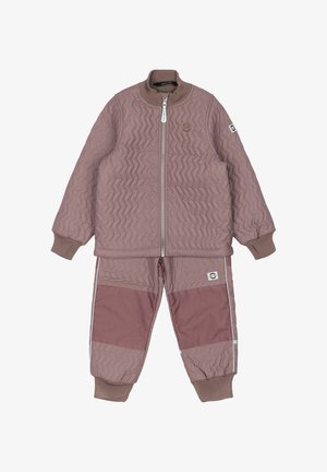 Conjunto acolchado de dos piezas en un suave color malva. La chaqueta tiene un cierre frontal con cremallera y puños acanalados; los pantalones tienen paneles en contraste y rayas laterales.