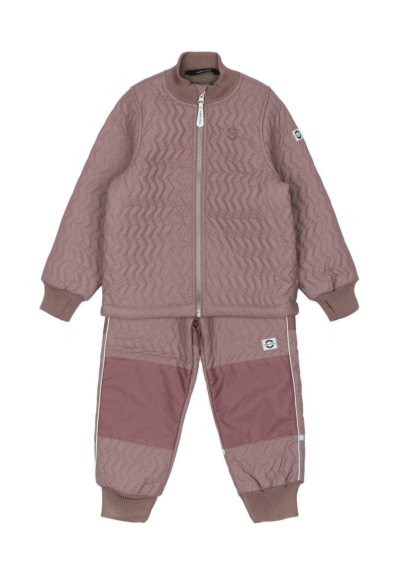 Quilted to-delt outfit i lys mauve. Jakken har lynlås foran og ribbet manchetter; bukserne har kontrasterende paneler og sidelister.