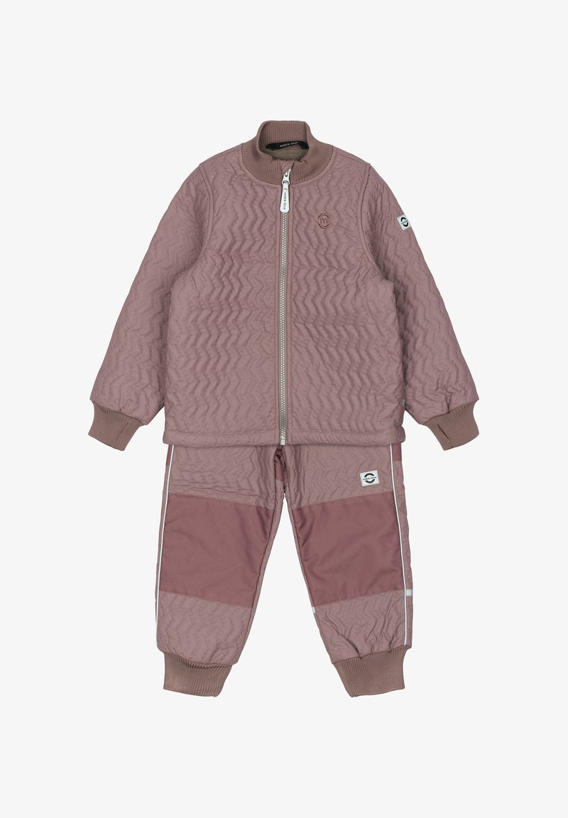 Ensemble deux pièces matelassé en mauve clair. La veste a une fermeture éclair à l'avant et des poignets côtelés ; le pantalon présente des panneaux contrastés et des bandes latérales.