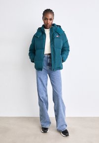 Tommy Jeans ALASKA PUFFER - Jakna ispunjena paperjem - deep seawater