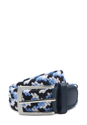 Geweven riem in blauw-, wit- en zwarttinten met een zilverkleurige metalen gesp en donkerblauwe leren accenten, met een textuur van gevlochten design.