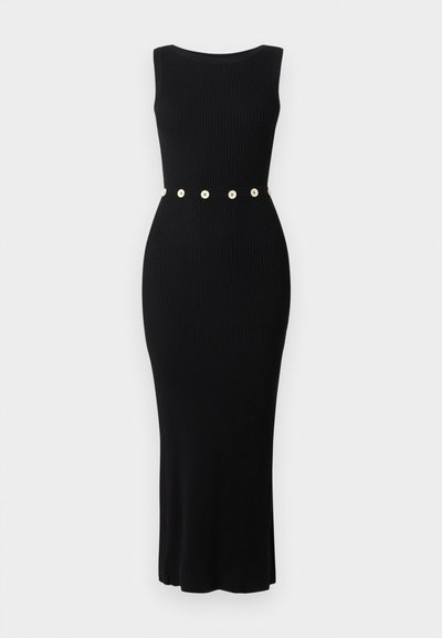 Zwarte geribbelde jurk met een aansluitende vorm, mouwloos ontwerp en een riem met gouden knopen op de taille. Glad textuur en enkellang.
