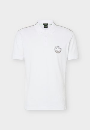 Fehér rövid ujjú galléros póló, három gombos patenttal, vékony csíkos részlettel a vállakon, illetve kerek teniszklub logóval a bal mellrészen.