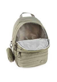 Mochila verde claro hecha de material acolchado, que cuenta con un bolsillo frontal con cremallera, un asa en la parte superior y un bolsillo interior con un revestimiento plateado.