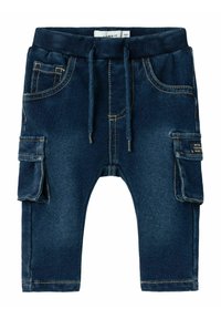 Pantaloni di denim navy con vita a costine, dettaglio con cordoncino, tasche laterali e tasche cargo con pattina, caratterizzati da cuciture a vista.