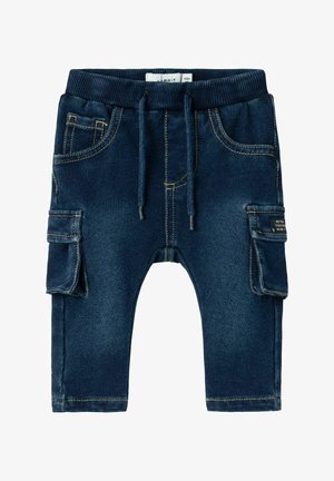 Pantaloni di denim navy con vita a costine, dettaglio con cordoncino, tasche laterali e tasche cargo con pattina, caratterizzati da cuciture a vista.