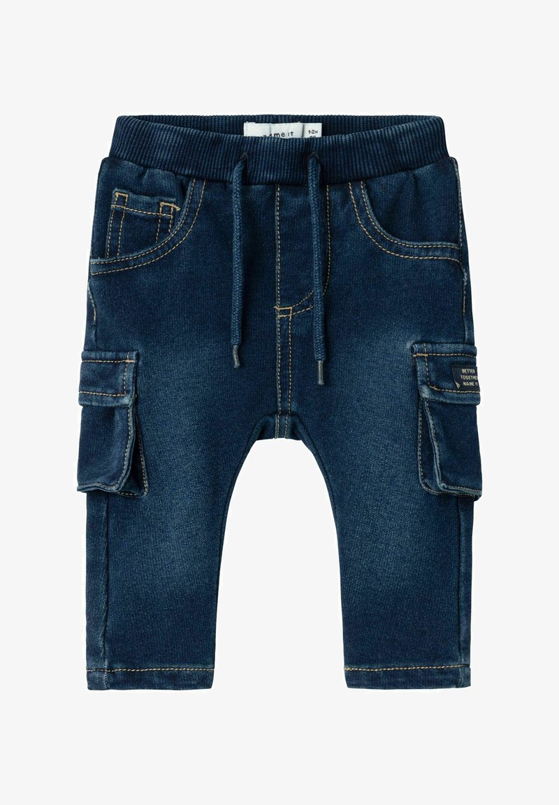 Pantaloni di denim navy con vita a costine, dettaglio con cordoncino, tasche laterali e tasche cargo con pattina, caratterizzati da cuciture a vista.