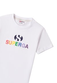 Camiseta de algodón blanca con un logo "SUPERGA" multicolor. Manga corta y cuello redondo con una textura suave.