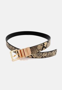 Cinturón con estampado de serpiente que presenta una base negra, hebilla de metal dorado y textura suave. La hebilla tiene cuatro acentos en barras horizontales.