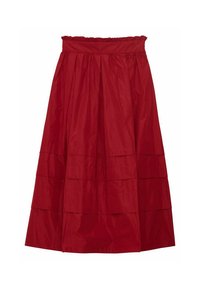 Jupe rouge, de longueur genou, avec une taille froncée, des plis et des couches. Fabriquée en tissu léger avec une texture douce.