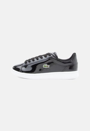 Czarny lakierowany sneaker z czarnymi sznurowadłami, białą podeszwą i zielonym logo krokodyla z boku, pokazany w profilu bocznym na białym tle.