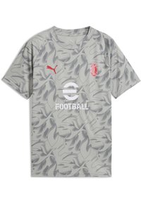 Šviesiai pilka trumpomis rankovėmis sportinė marškinėliai su abstrakčiu tamsiai pilku raštu, su raudonu Puma logotipu ir AC Milan ženkleliu; balta teksto logotipo centras.