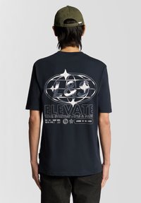 Juoda medvilninė trumpomis rankovėmis ir apvalia iškirpte marškinėliai. Nugaroje didelis baltas grafikos atspaudas ir tekstas, matomų raštų nėra.