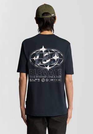 - T-shirt z nadrukiem