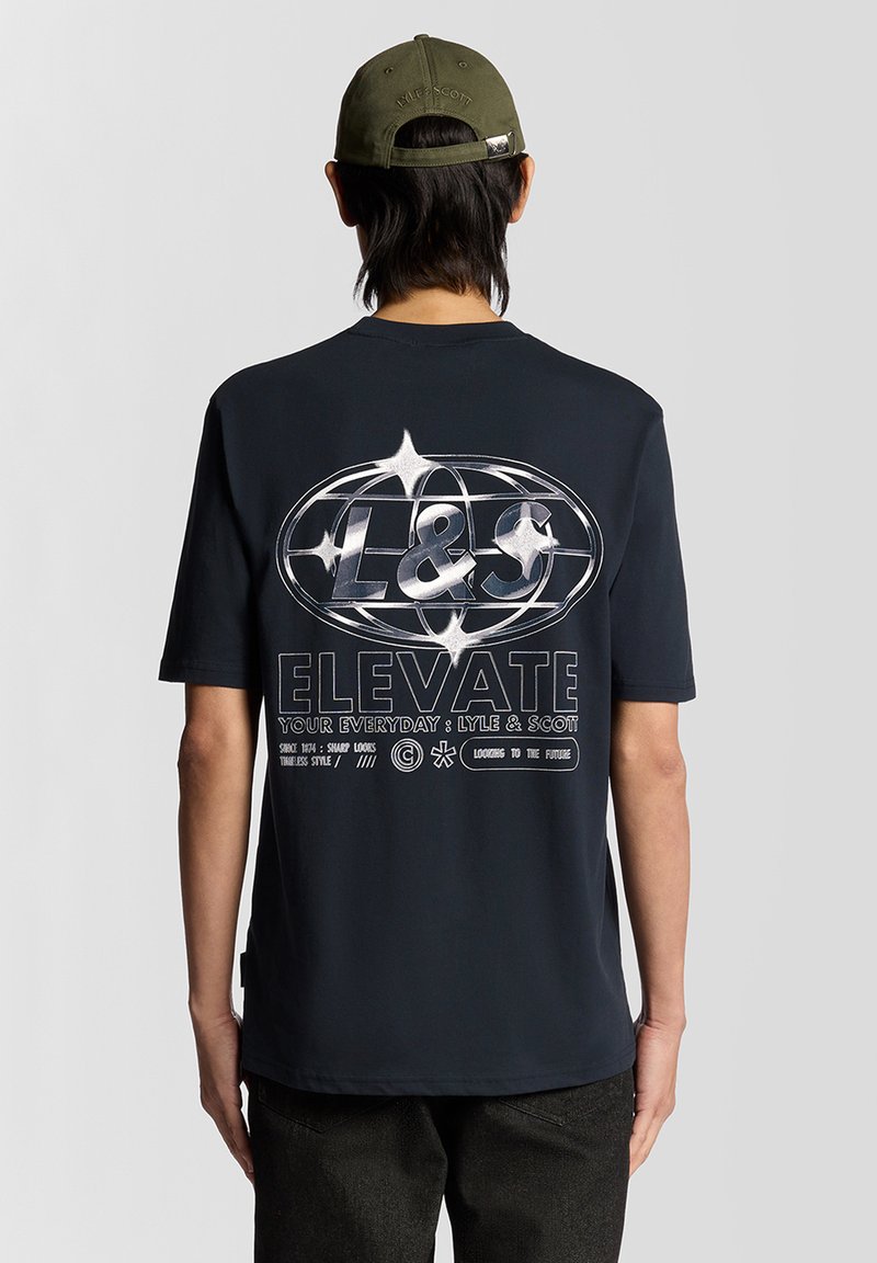 Juoda medvilninė trumpomis rankovėmis ir apvalia iškirpte marškinėliai. Nugaroje didelis baltas grafikos atspaudas ir tekstas, matomų raštų nėra.