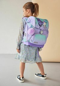 Lila und türkisfarbener Rucksack mit Schmetterlings- und Blumenmuster, strukturiertem Stoff, einem Pom-Pom-Zubehör, mehreren Fächern und verstellbaren Trägern.