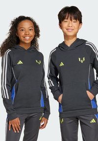 Sweatshirts à capuche noirs avec des accents verts et le logo Adidas ; présentent des rayures blanches sur les bras et des panneaux latéraux bleus. Détail de poche avant visible.