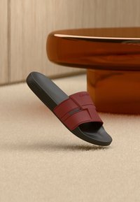 Δεν επιλέχθηκε, black/rhubarb