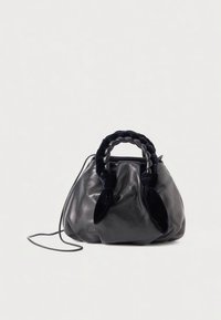 Fekete bőr táska texturált felülettel, fonott bársony fogantyúval és két szövet díszítőelemmel. Leszerelhető vállpánttal ellátva.