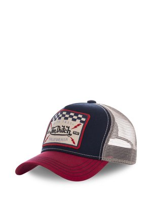 Casquette de camionneur avec devant bleu marine, visière rouge courbée, dos en maille beige, et écusson portant l'inscription "Von Dutch California 1947" avec un motif à damier et des éclairs rouges.