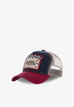 Casquette de camionneur avec devant bleu marine, visière rouge courbée, dos en maille beige, et écusson portant l'inscription "Von Dutch California 1947" avec un motif à damier et des éclairs rouges.