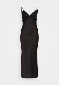 Robe nuisette en satin noir avec des accents en dentelle, dotée de fines bretelles ajustables, d'une coupe ajustée et d'une texture lisse, atteignant une longueur mi-mollet.