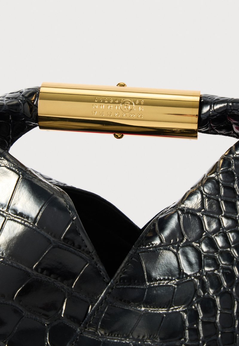 Sac en cuir noir embossé crocodile avec une forme structurée, doté d'un fermoir métallique doré brillant avec des détails numériques.