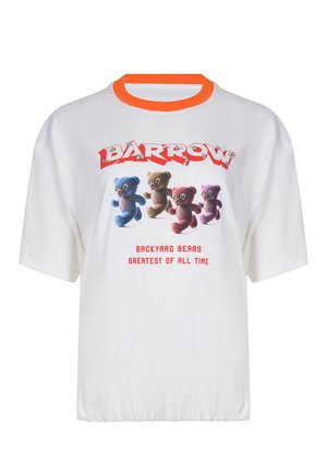 Chemise blanche à manches courtes avec col orange, comportant quatre ours en peluche colorés et le texte rouge « BARROW » et « BACKYARD BEARS GREATEST OF ALL TIME ».